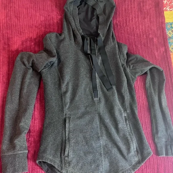 Lululemon Post Sweat Pullover Hoodie size 6 can fit 8 EUC - Picture 6 of 7